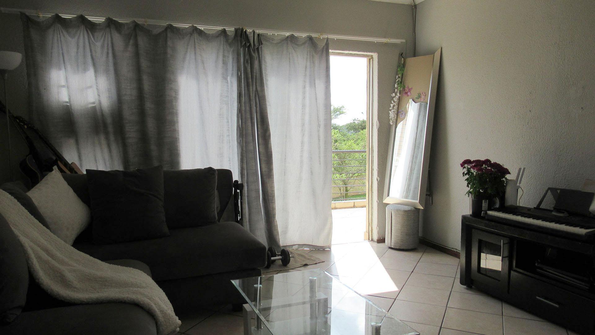Lounges - 23 square meters of property in Willowbrook