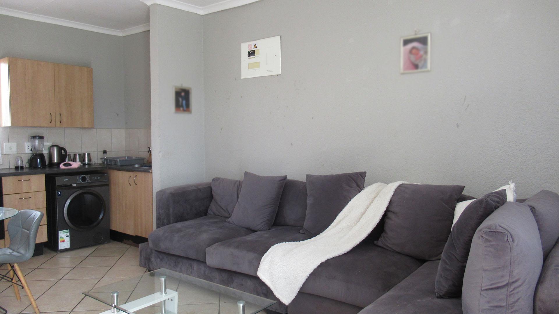Lounges - 23 square meters of property in Willowbrook