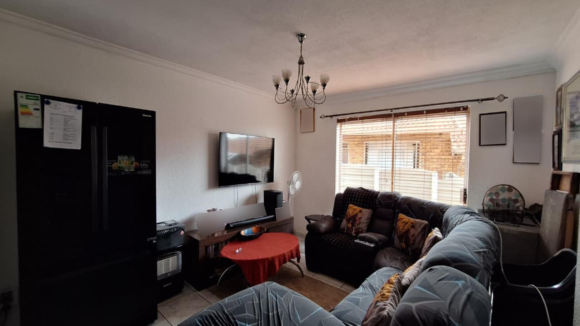 Lounges - 21 square meters of property in Birch Acres