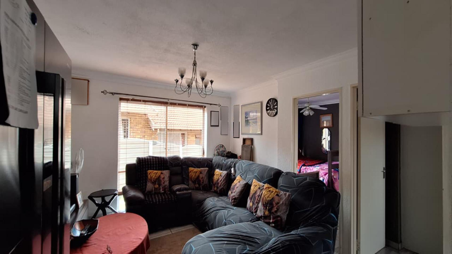 Lounges - 21 square meters of property in Birch Acres