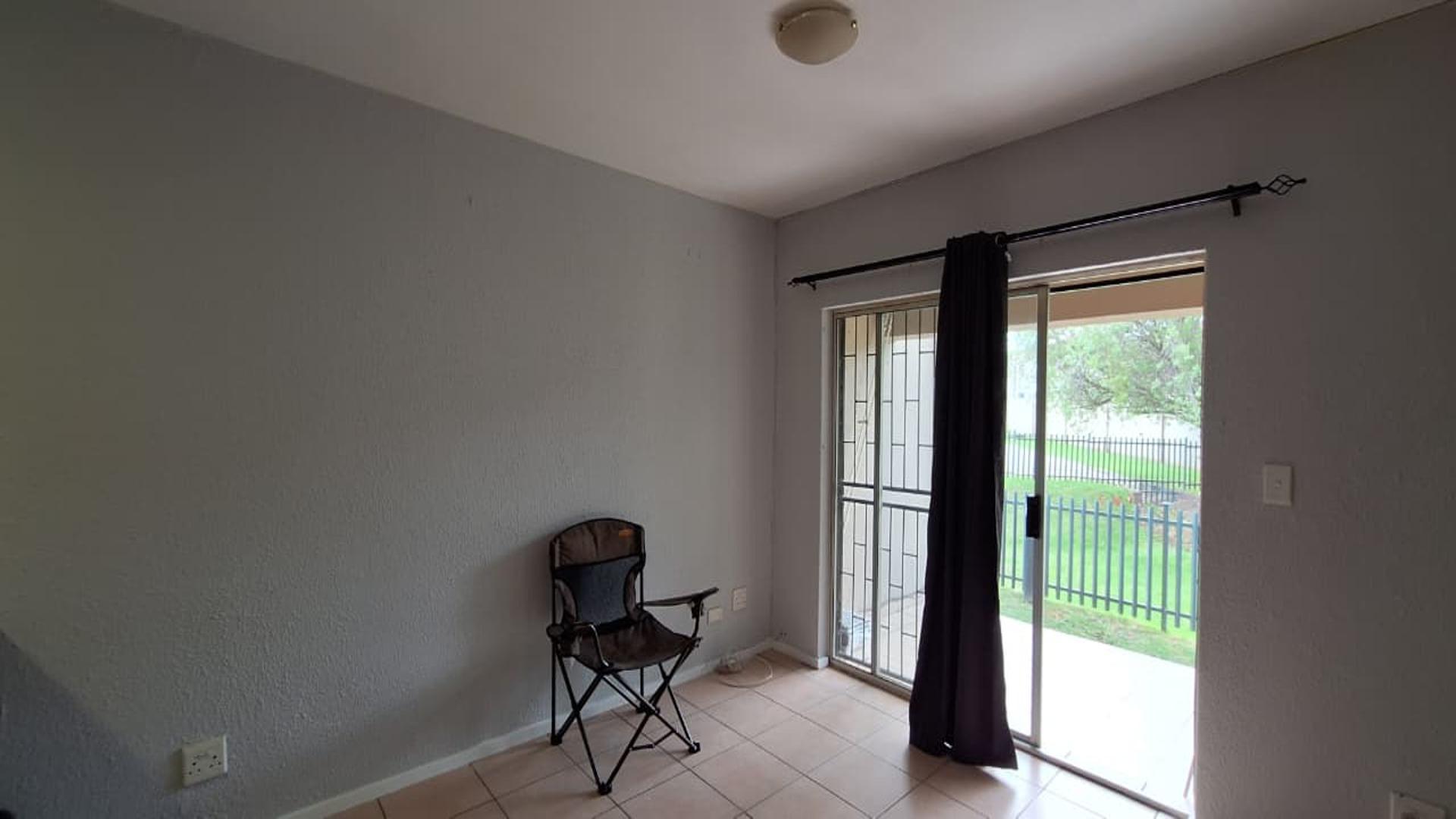 Lounges - 18 square meters of property in Willowbrook