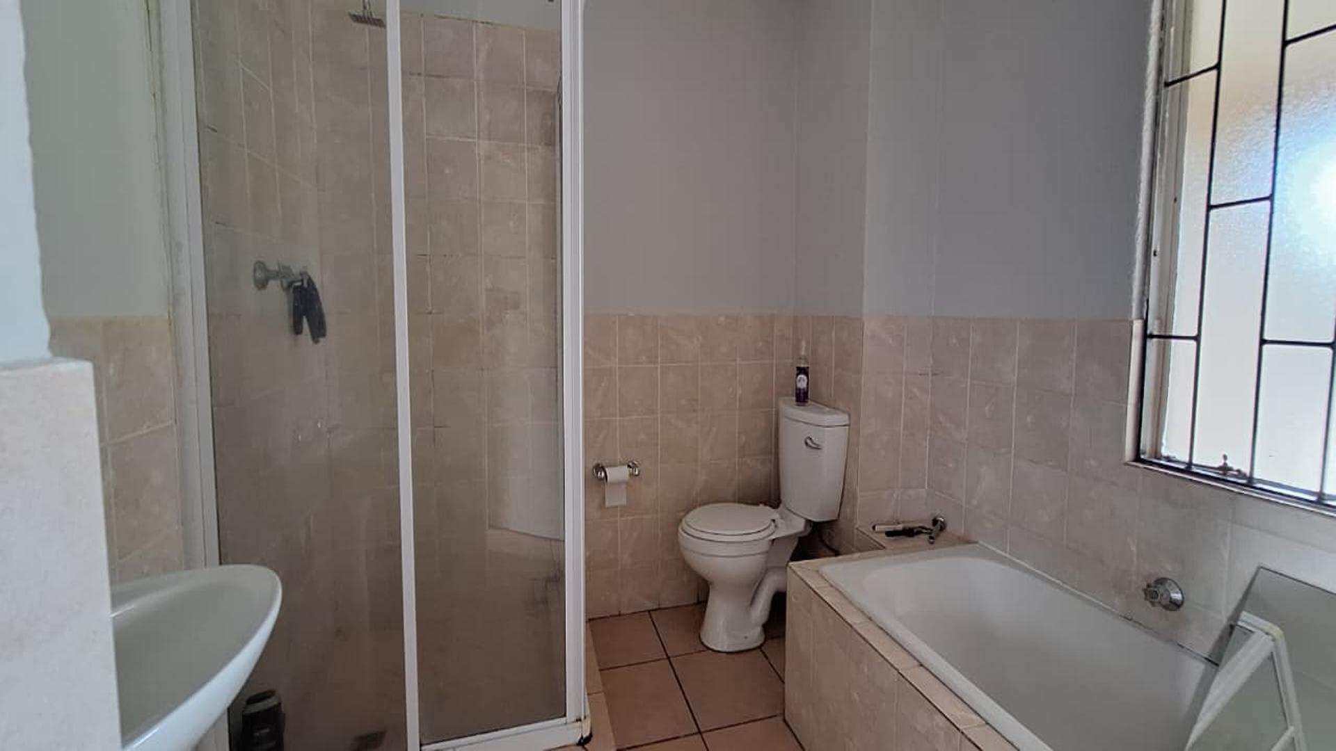 Bathroom 1 - 8 square meters of property in Willowbrook