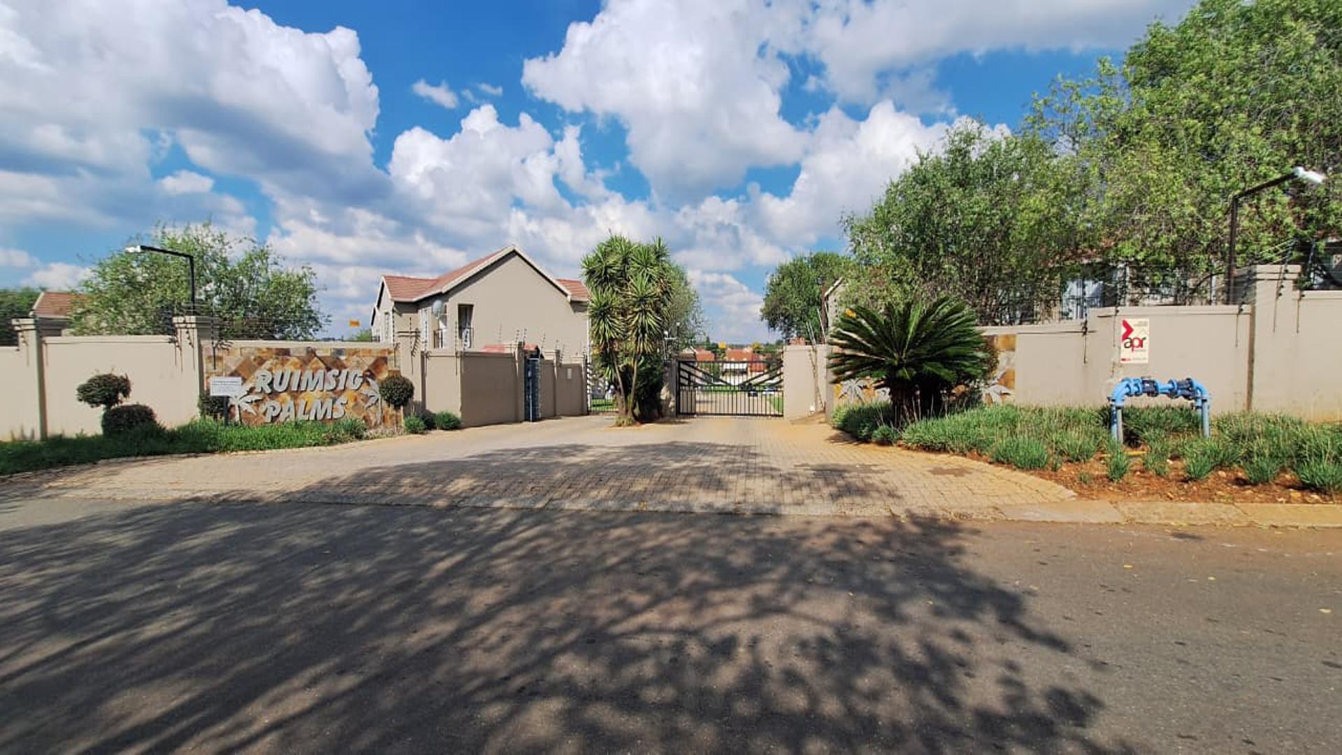 Front View of property in Willowbrook