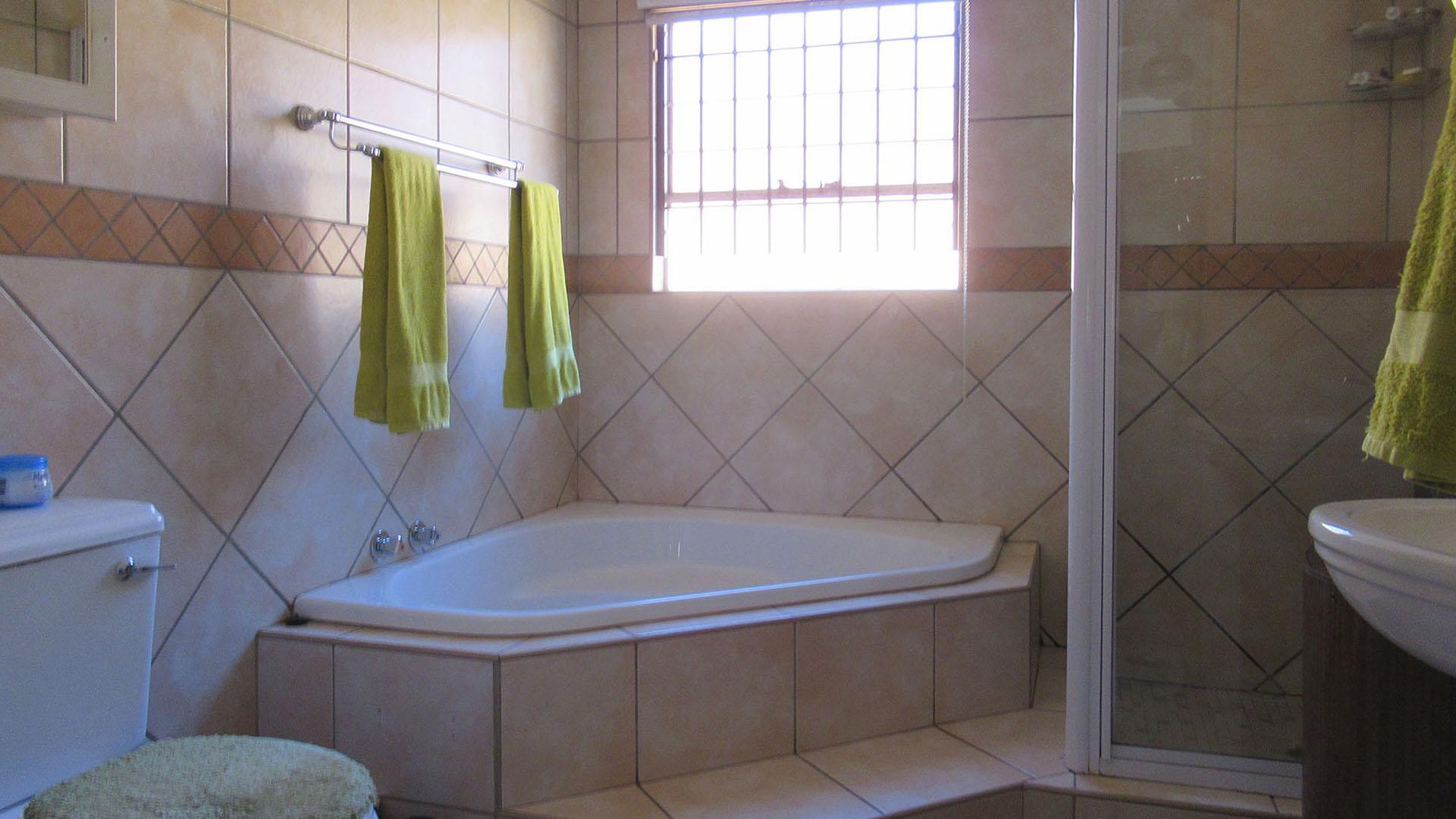 Main Bathroom - 7 square meters of property in Elandshaven