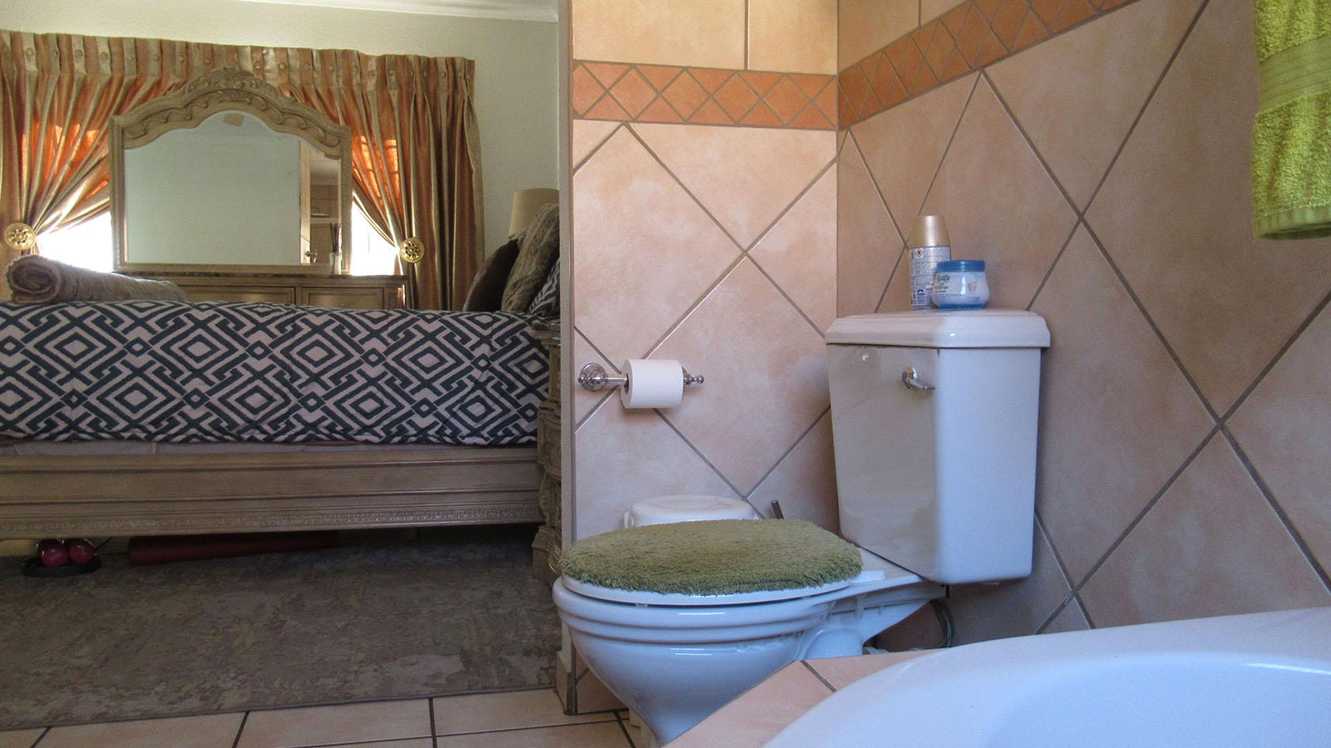 Main Bathroom - 7 square meters of property in Elandshaven