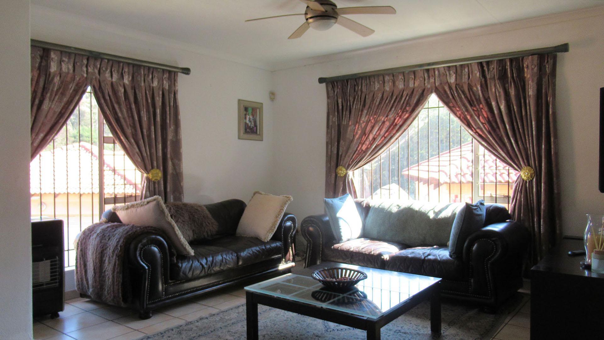 Lounges - 13 square meters of property in Elandshaven