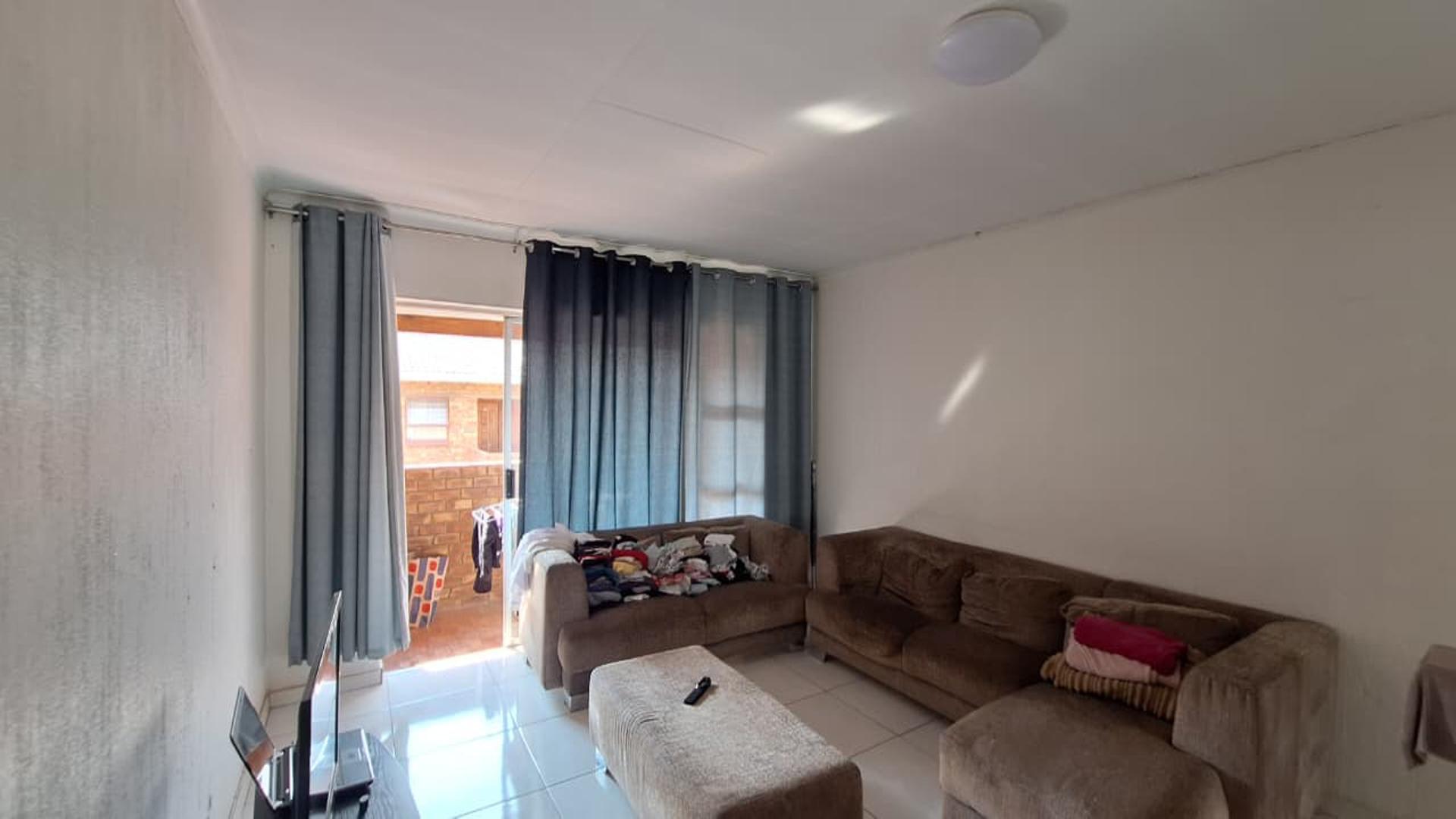 Lounges - 29 square meters of property in Ferndale - JHB