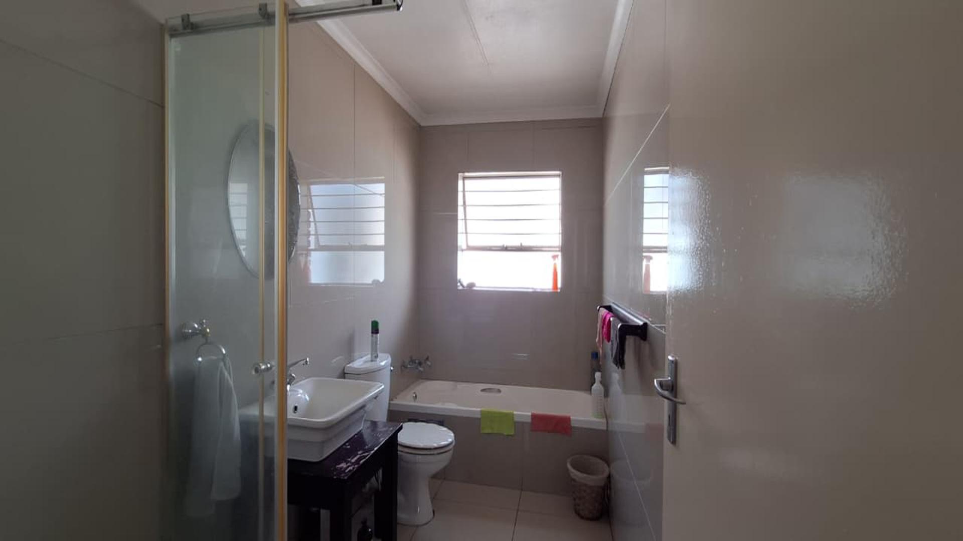 Bathroom 1 - 7 square meters of property in Ferndale - JHB