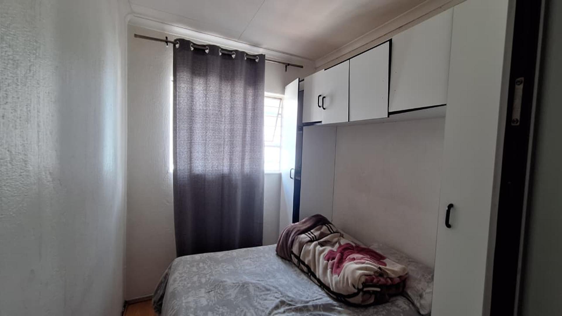 Bed Room 1 - 15 square meters of property in Ferndale - JHB