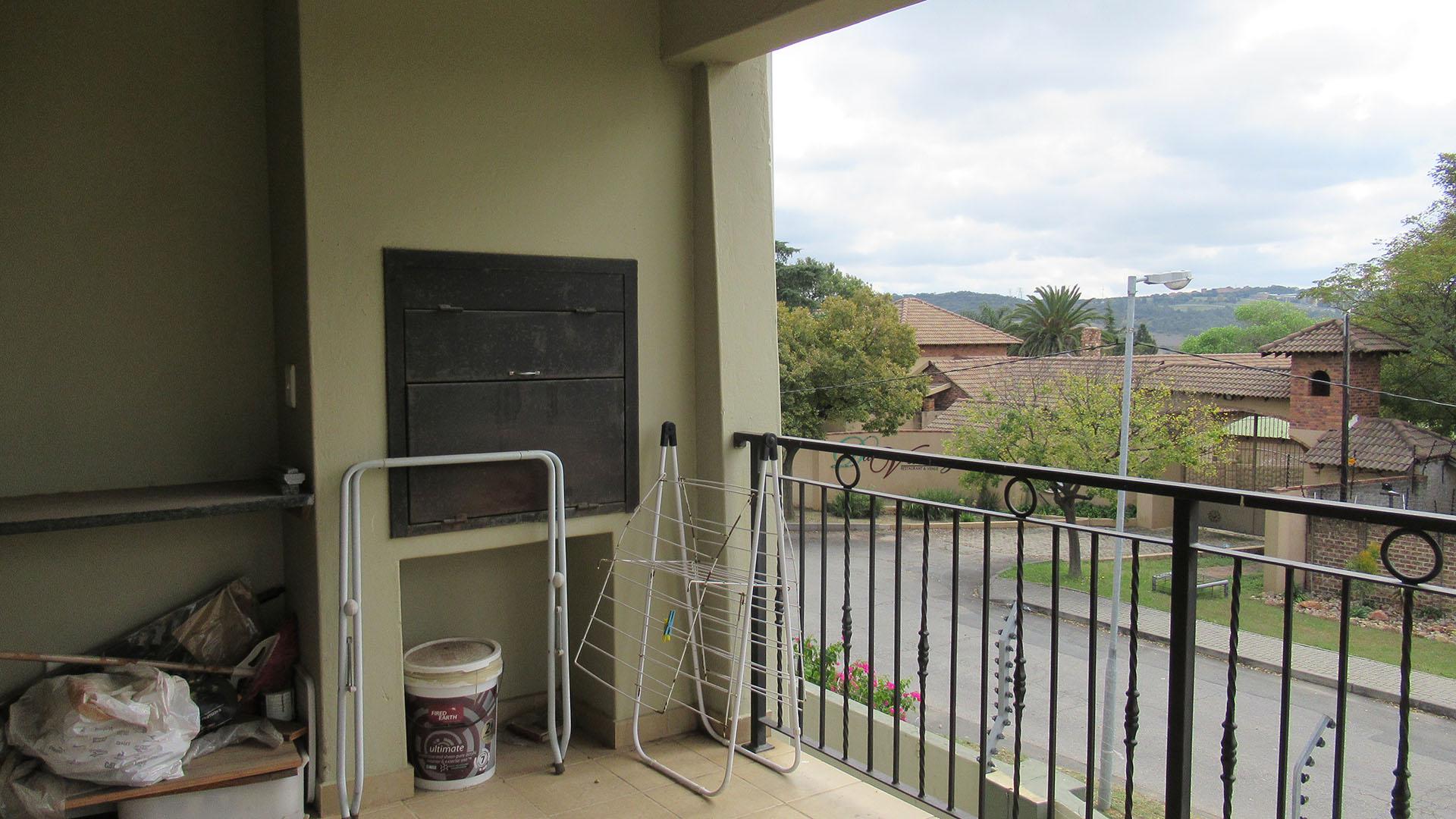 Balcony - 12 square meters of property in Barbeque Downs