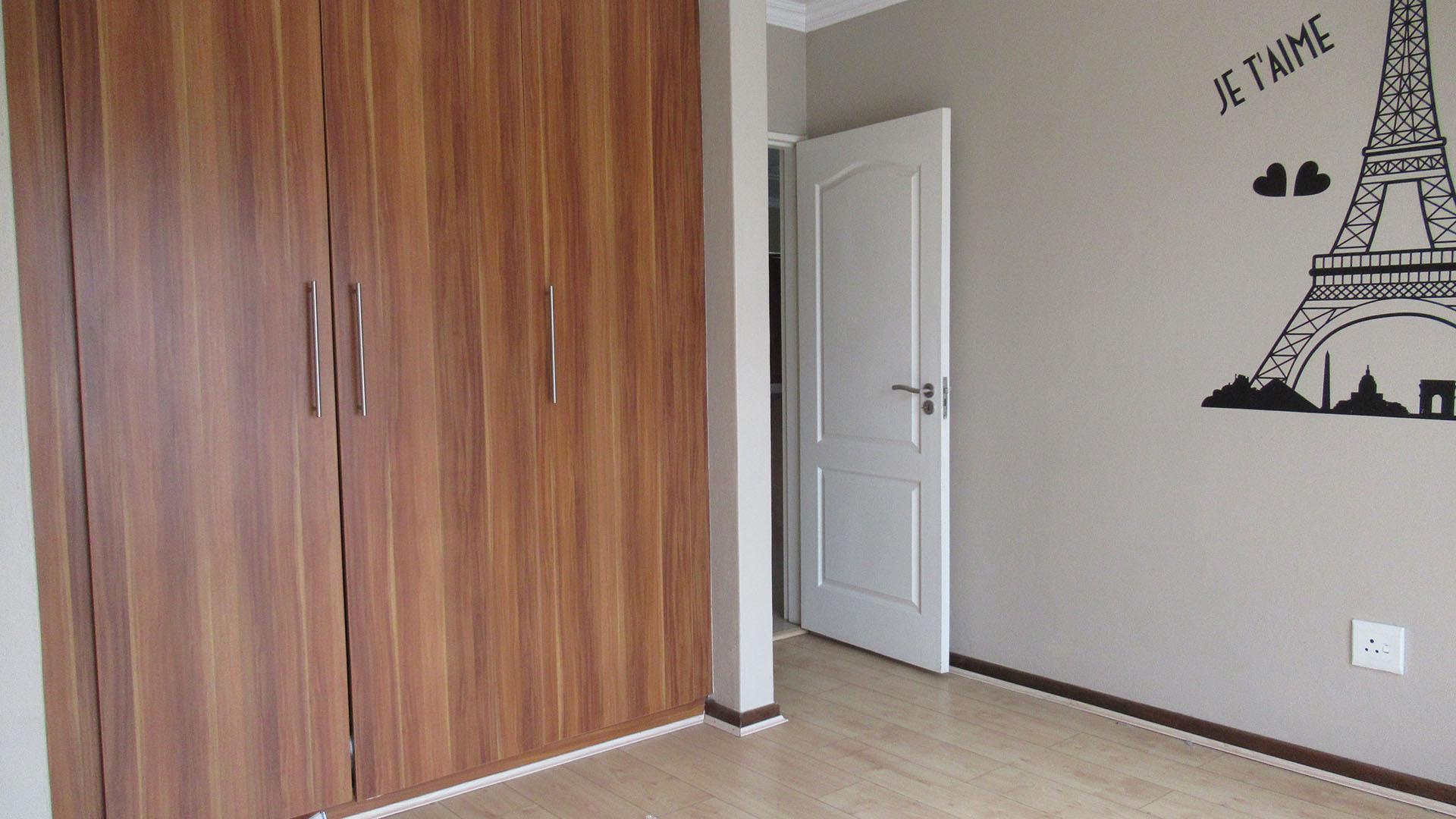 Bed Room 1 - 15 square meters of property in Barbeque Downs