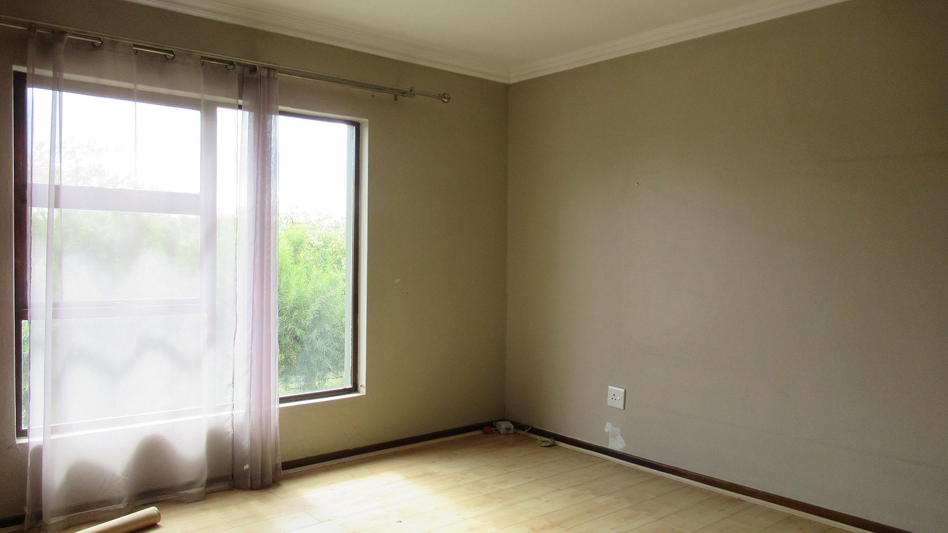 Main Bedroom - 19 square meters of property in Barbeque Downs