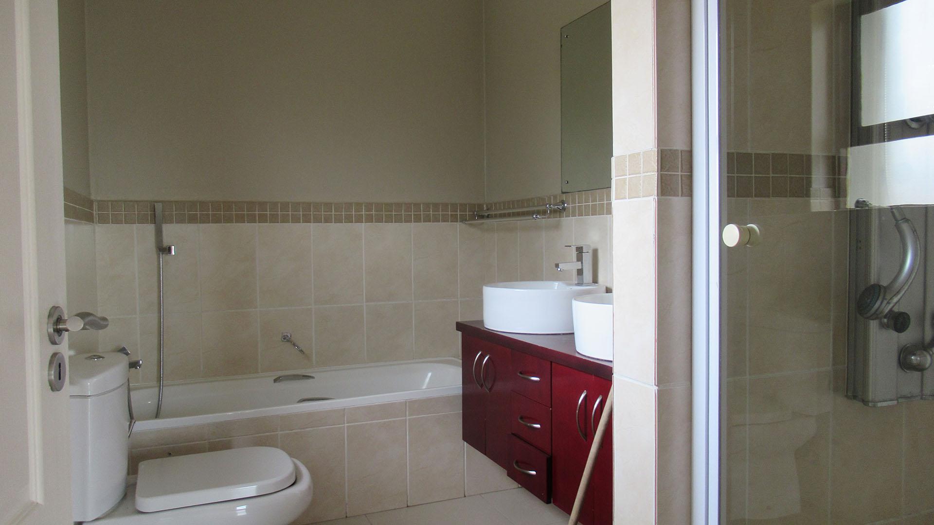 Main Bathroom - 8 square meters of property in Barbeque Downs