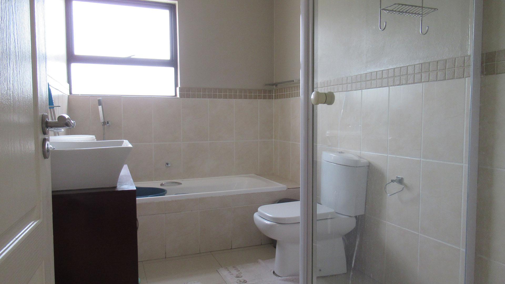 Bathroom 1 - 7 square meters of property in Barbeque Downs