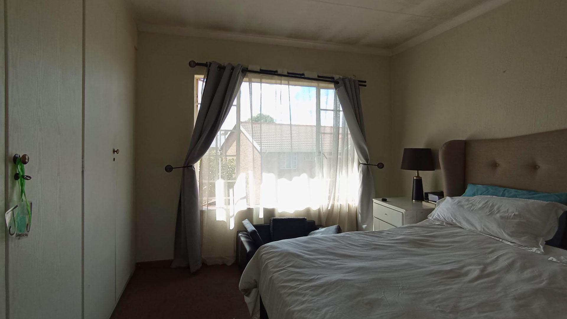 Main Bedroom - 16 square meters of property in Centurion Central