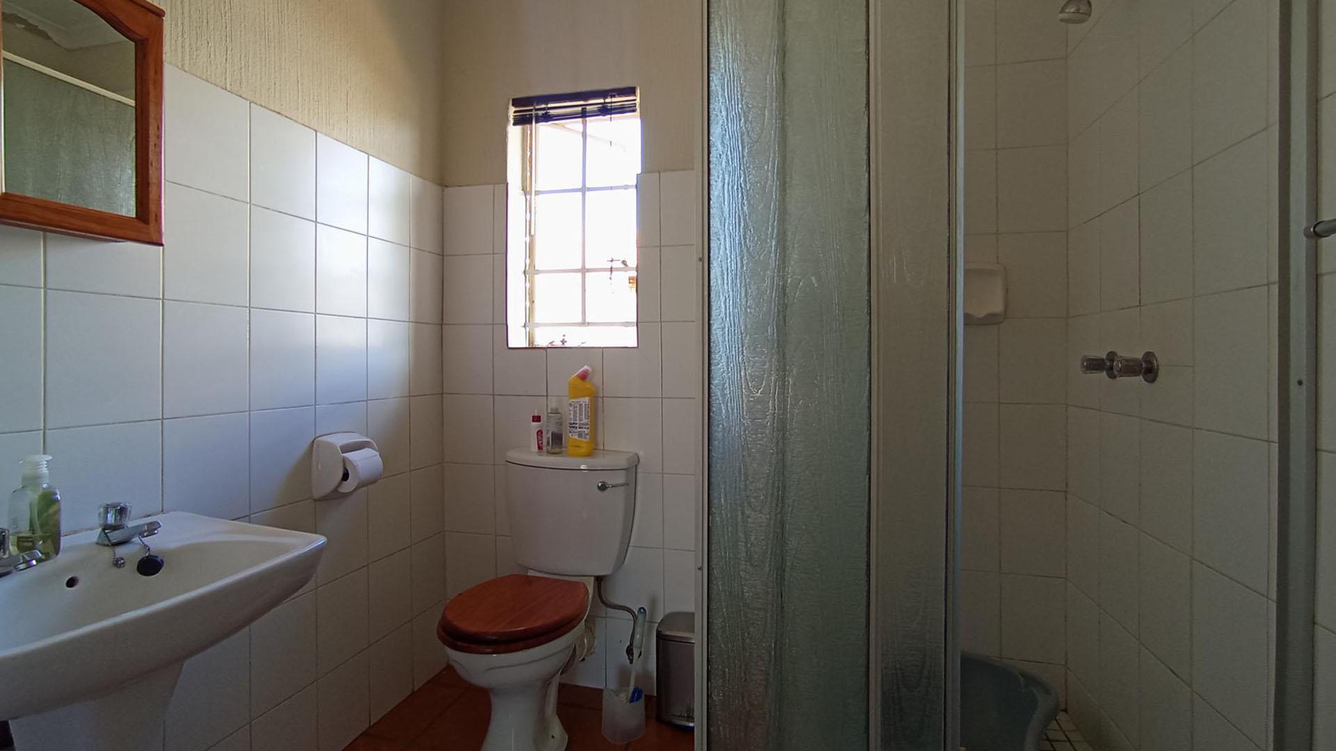 Main Bathroom - 4 square meters of property in Centurion Central