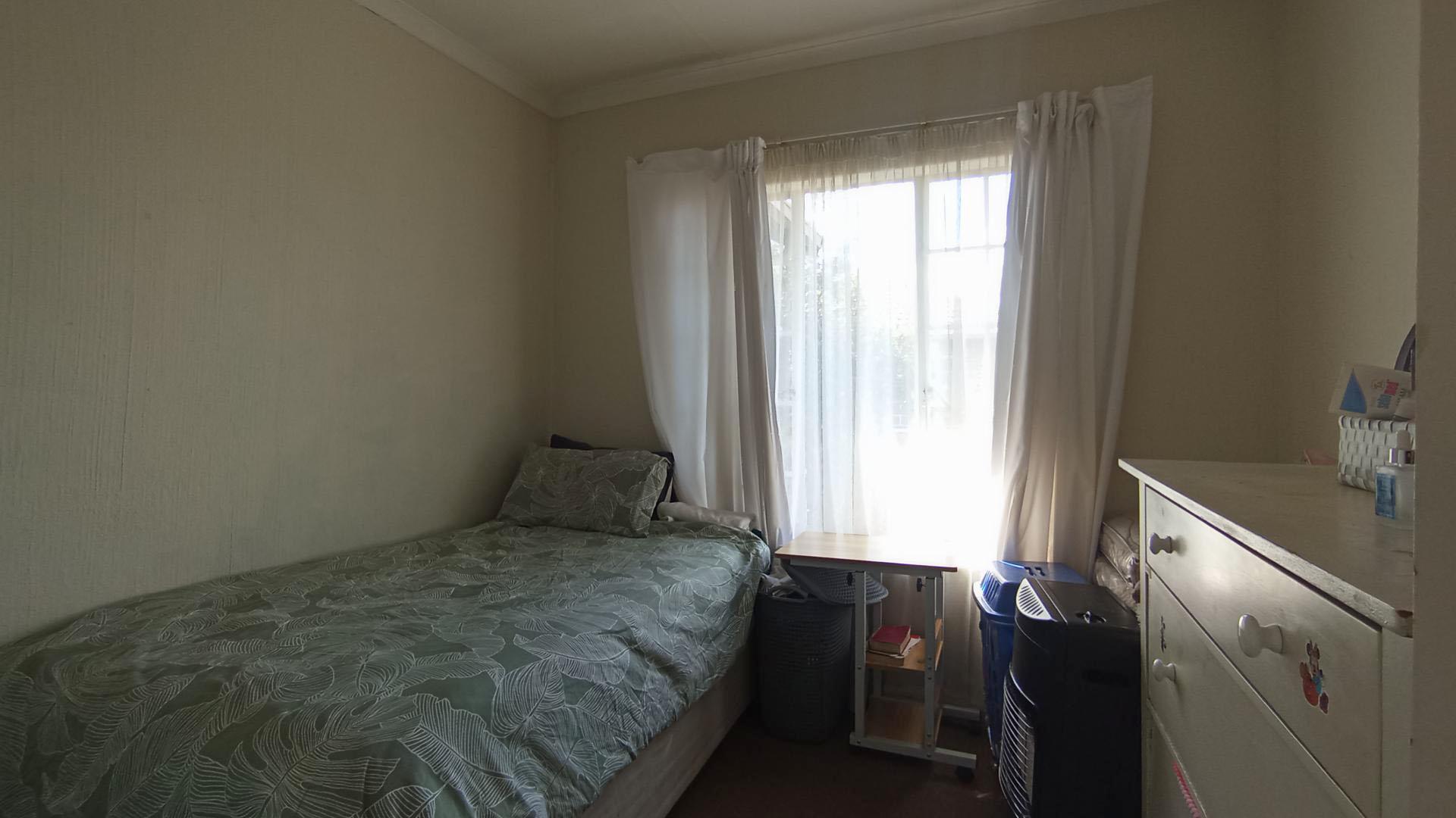 Bed Room 1 - 10 square meters of property in Centurion Central
