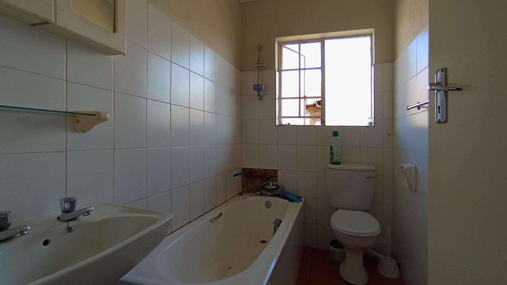 Bathroom 1 - 5 square meters of property in Centurion Central