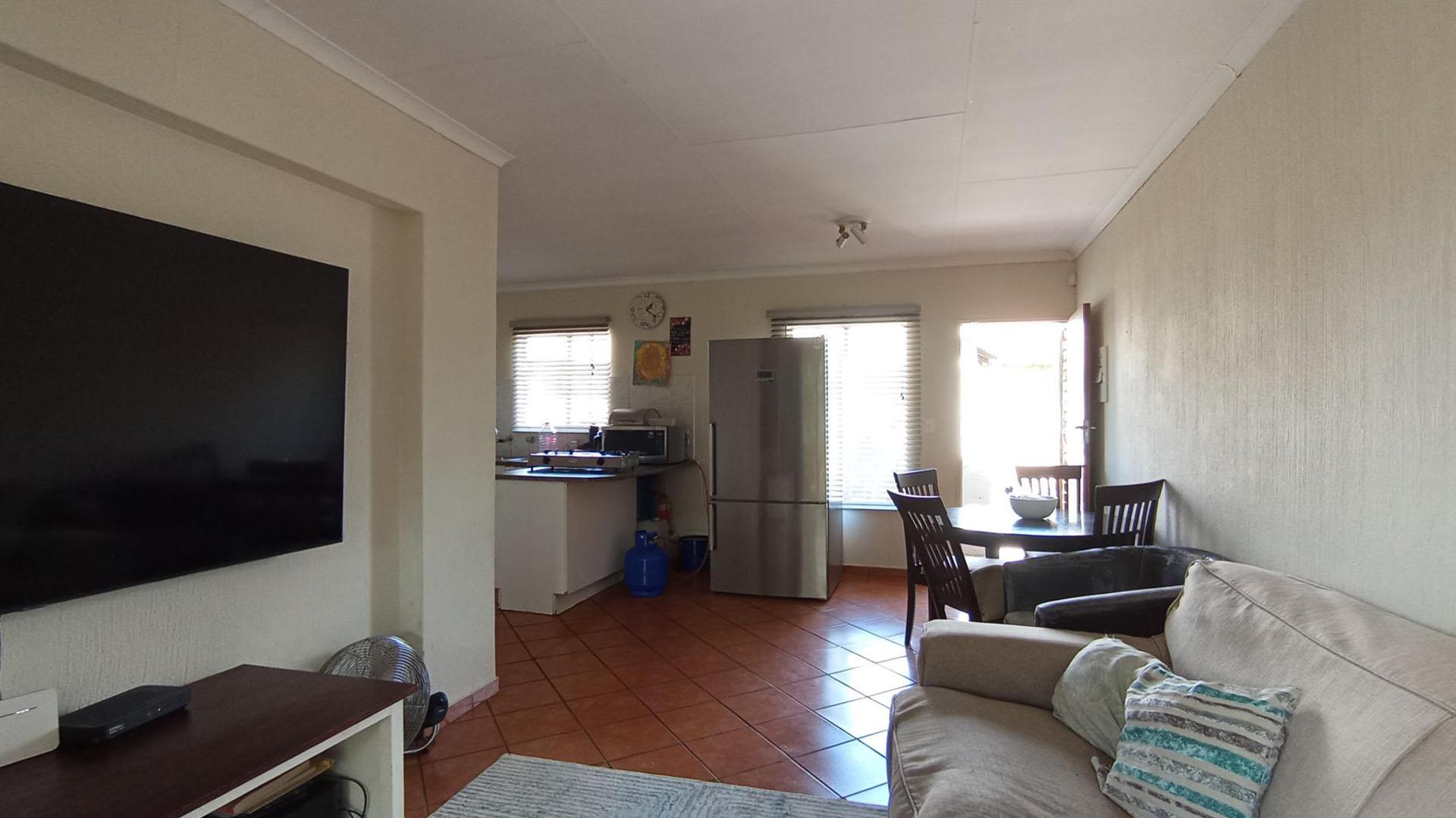 Lounges - 21 square meters of property in Centurion Central