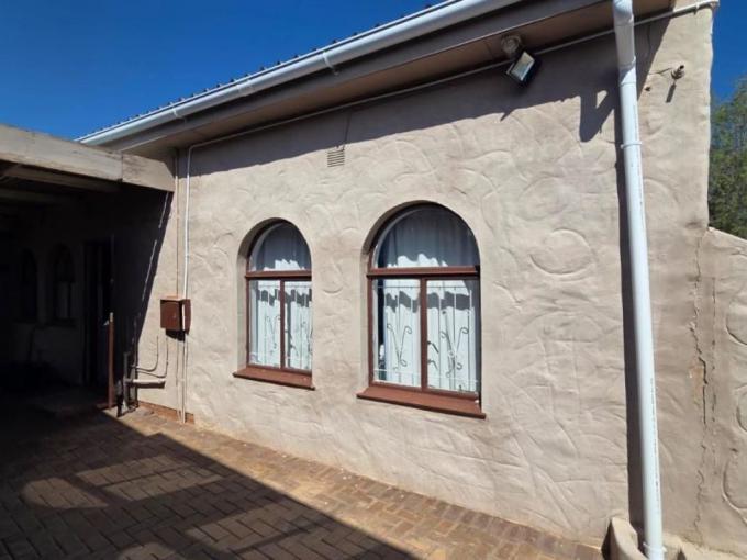 4 Bedroom House for Sale For Sale in Oudtshoorn - MR710935
