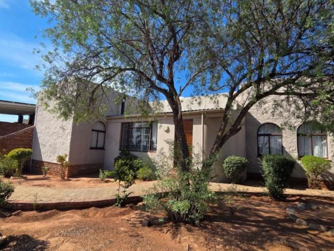 4 Bedroom House for Sale For Sale in Oudtshoorn - MR710935