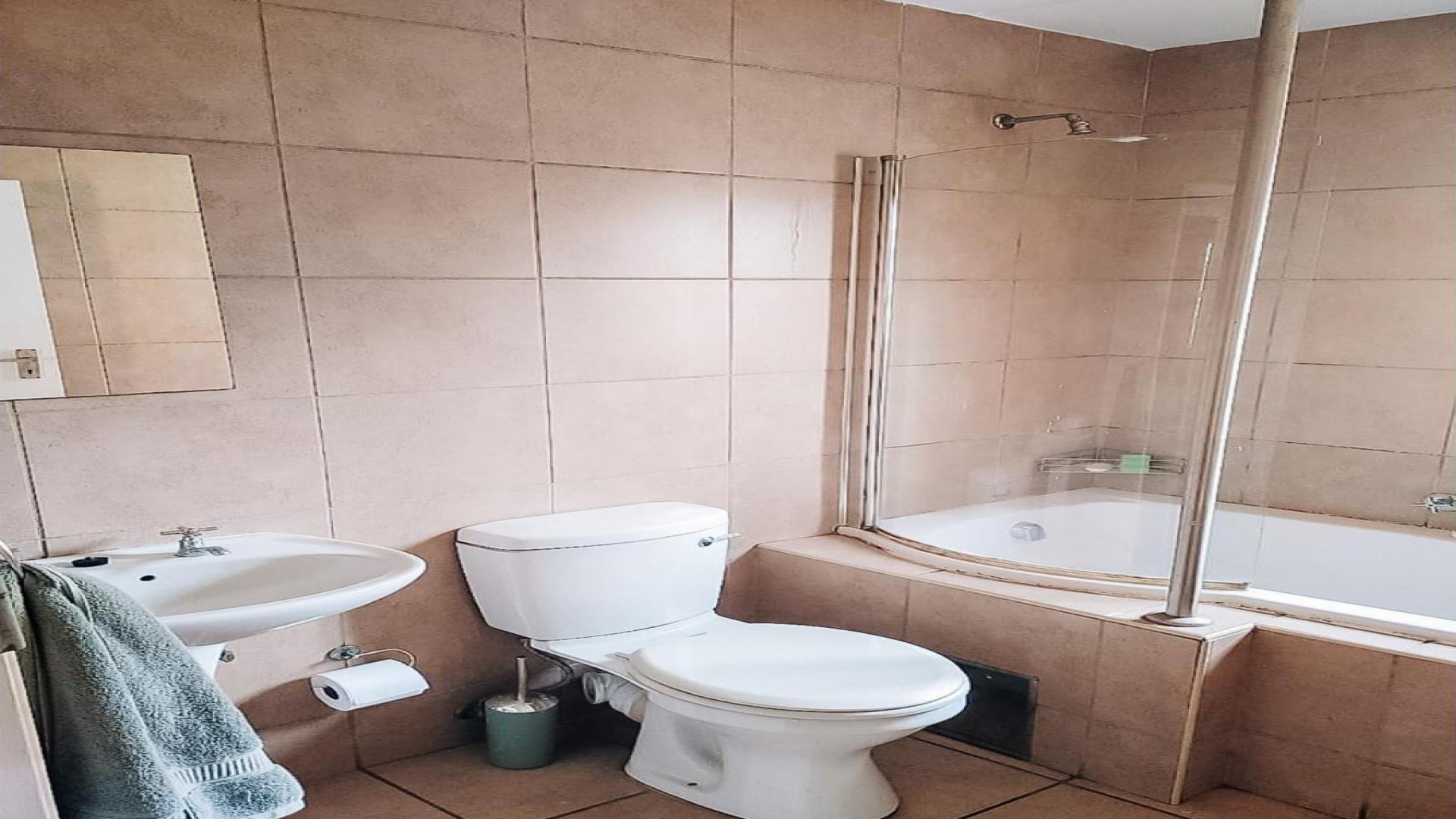 Bathroom 1 of property in Erand Gardens