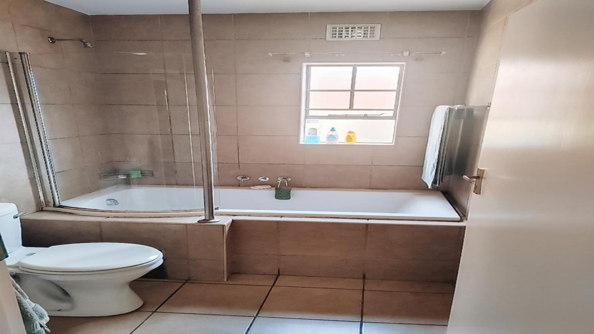 Bathroom 1 of property in Erand Gardens