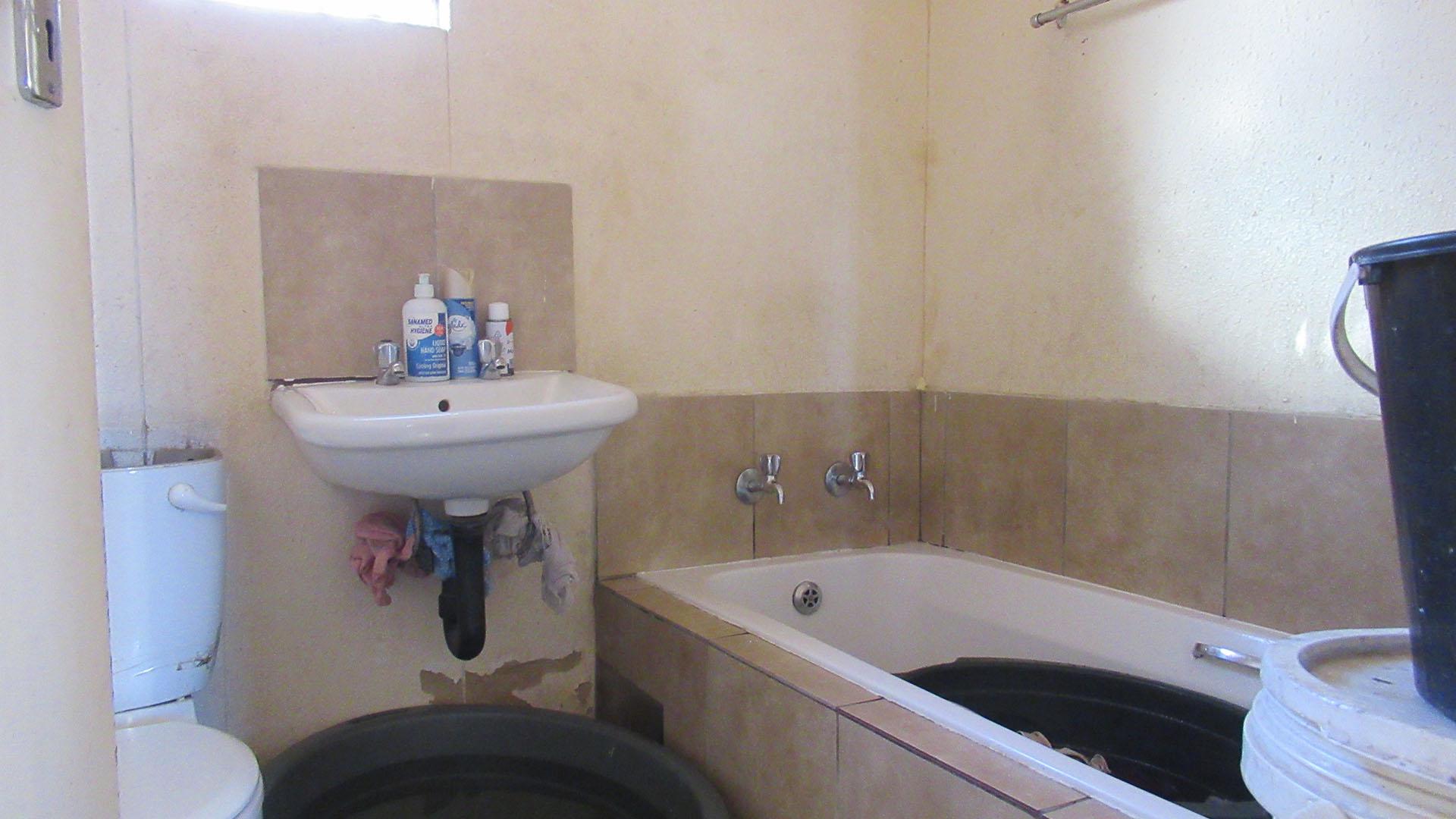 Bathroom 1 - 4 square meters of property in Zandspruit