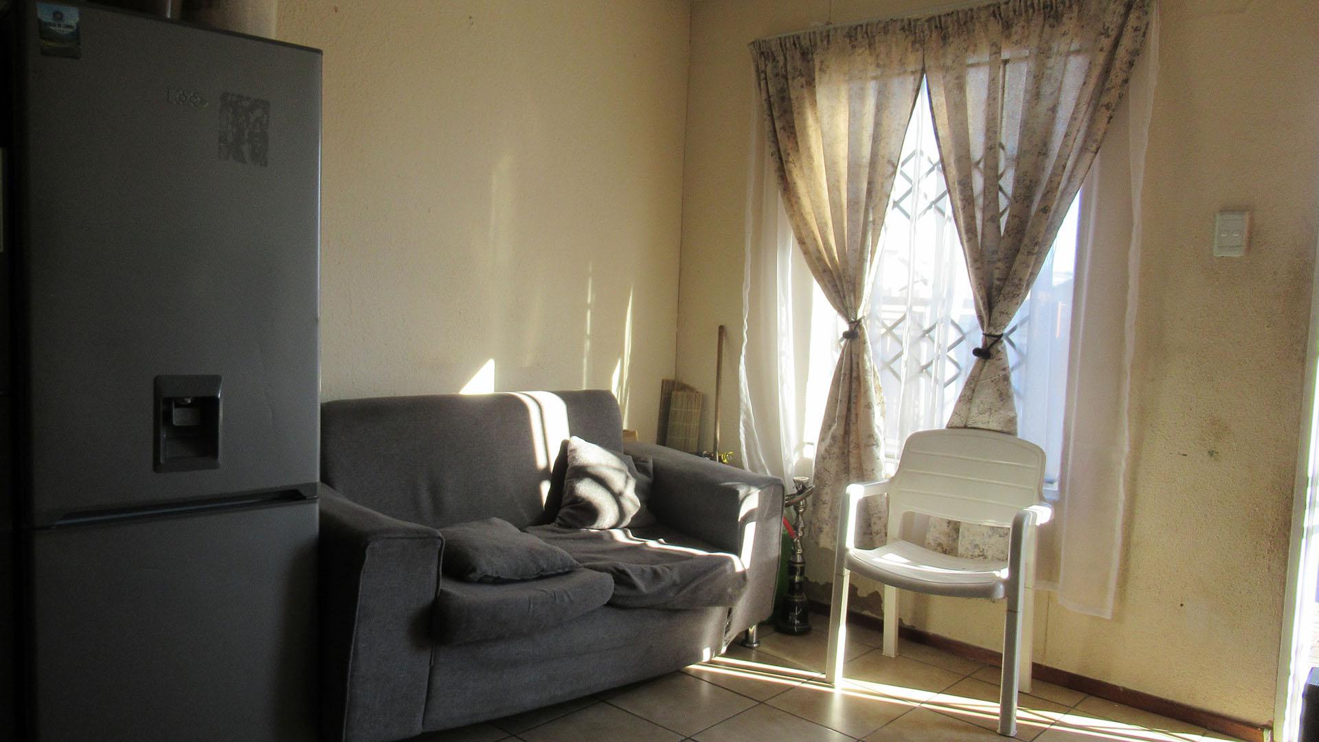 Lounges - 13 square meters of property in Zandspruit