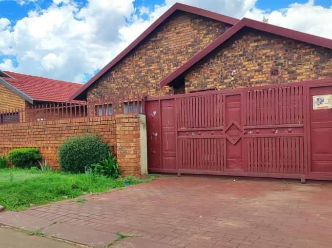 4 Bedroom House for Sale For Sale in Vosloorus - MR711035