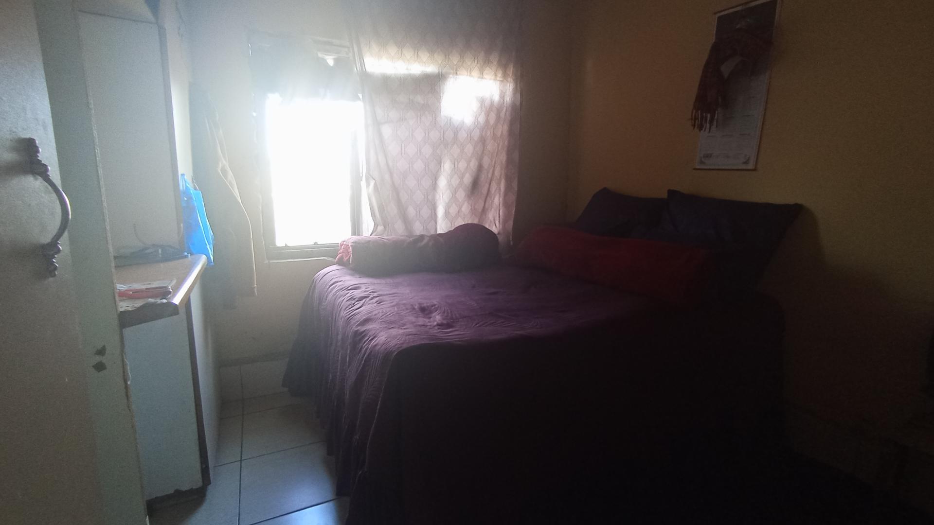 Bed Room 1 - 10 square meters of property in Pinetown 