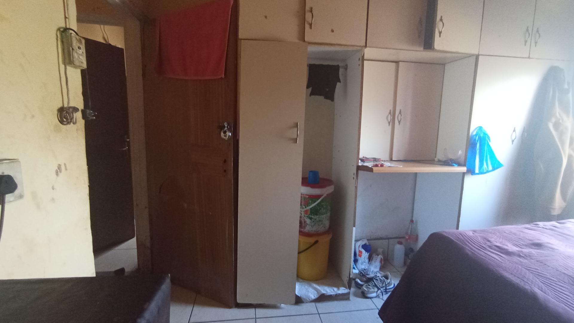 Bed Room 1 - 10 square meters of property in Pinetown 