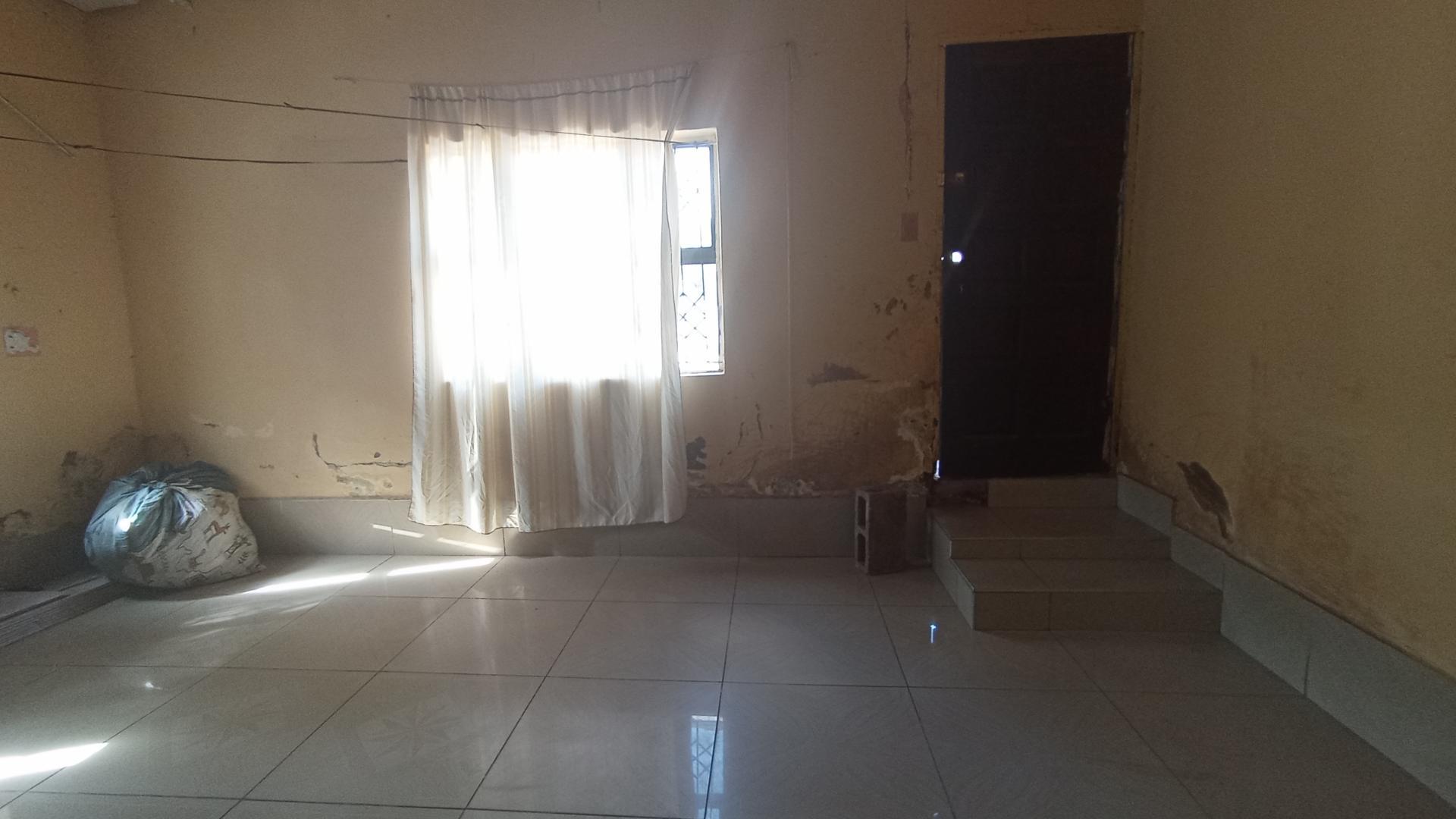 Lounges - 19 square meters of property in Pinetown 