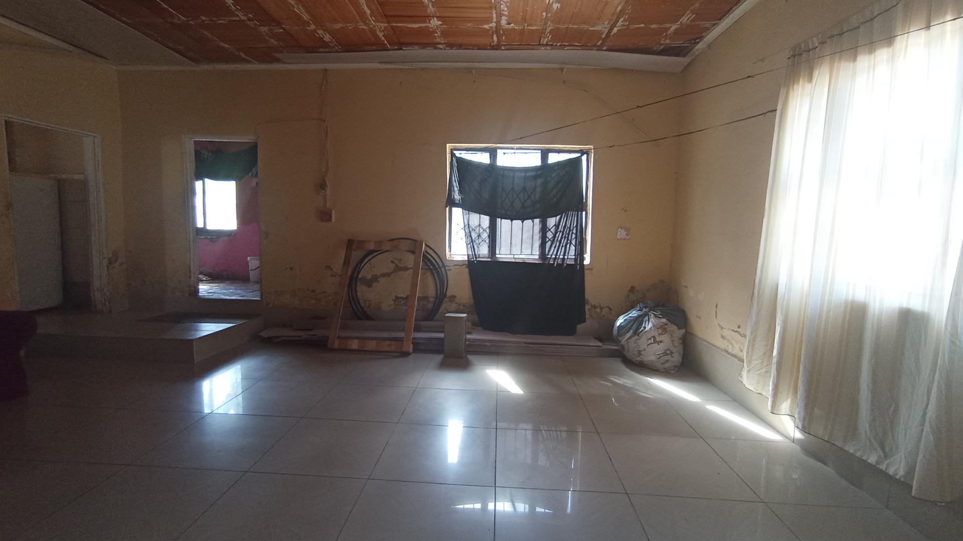 Lounges - 19 square meters of property in Pinetown 