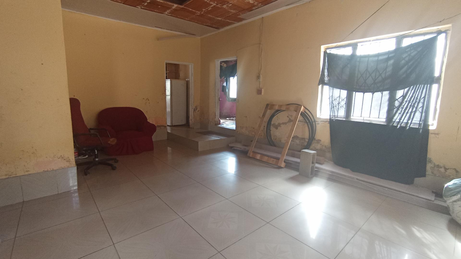 Lounges - 19 square meters of property in Pinetown 