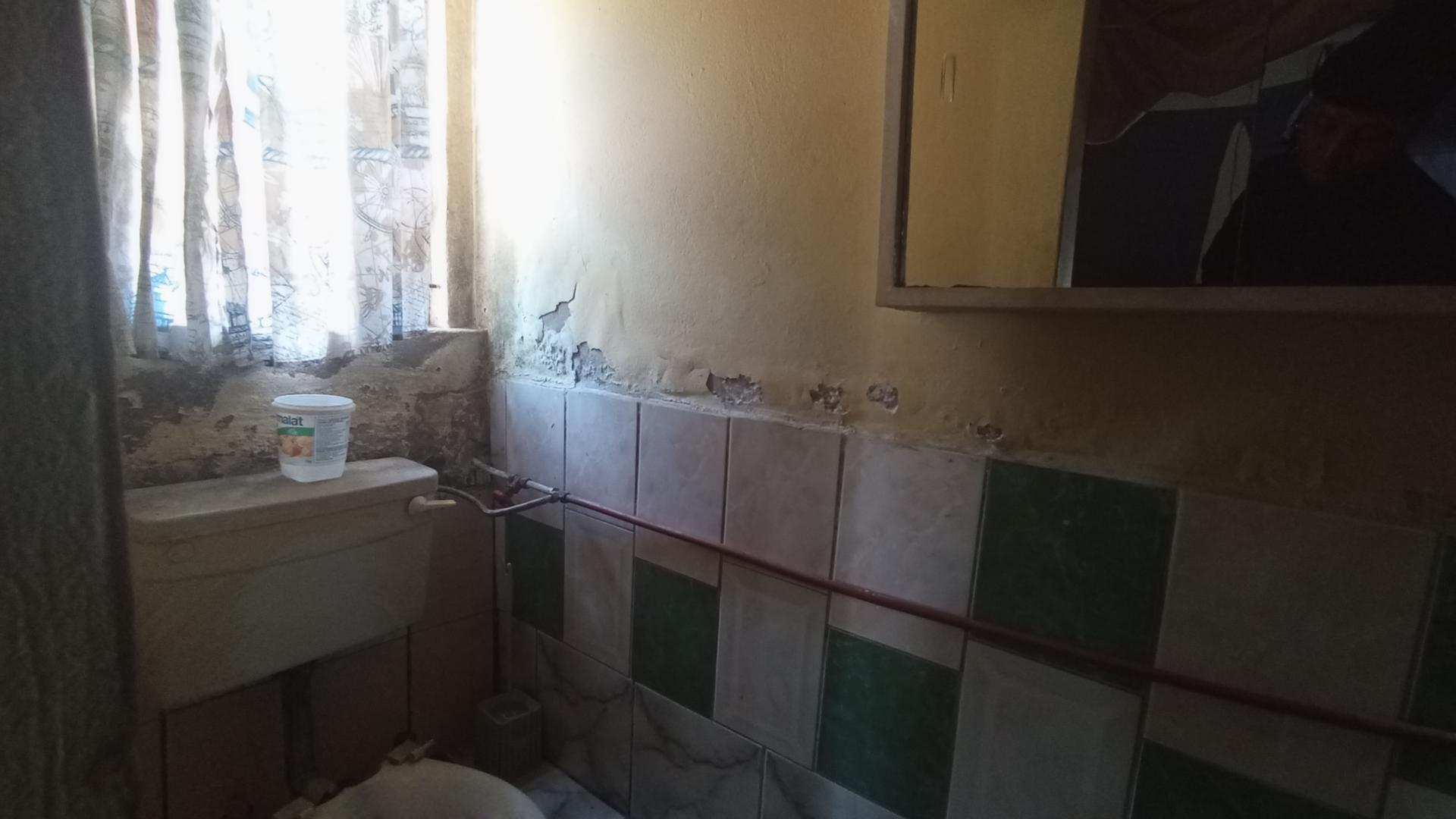 Main Bathroom - 4 square meters of property in Pinetown 