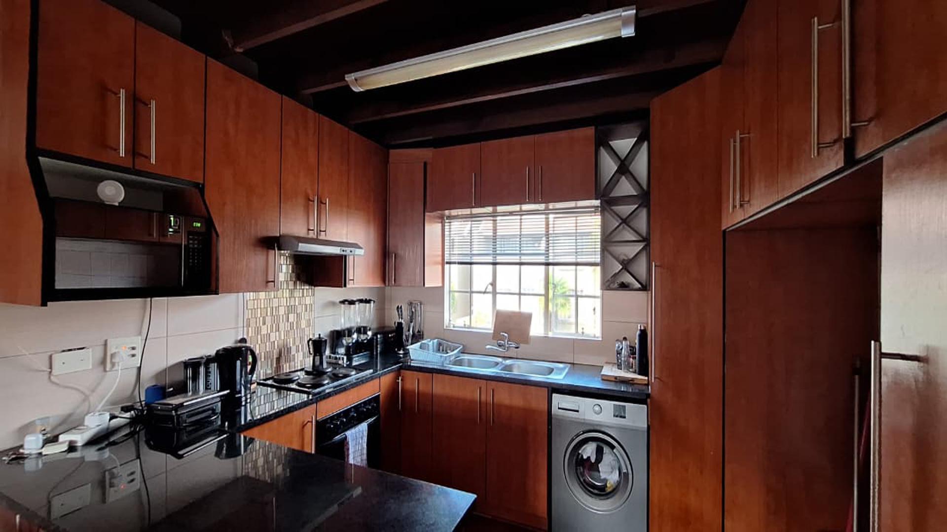 Kitchen - 12 square meters of property in Radiokop