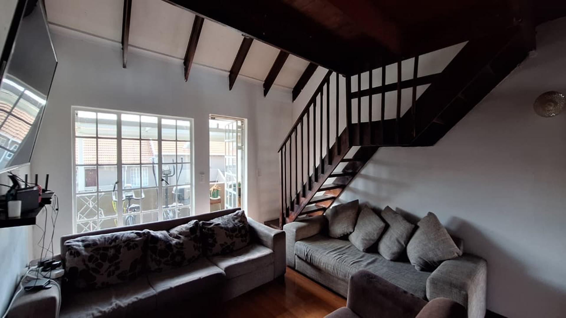 Lounges - 21 square meters of property in Radiokop