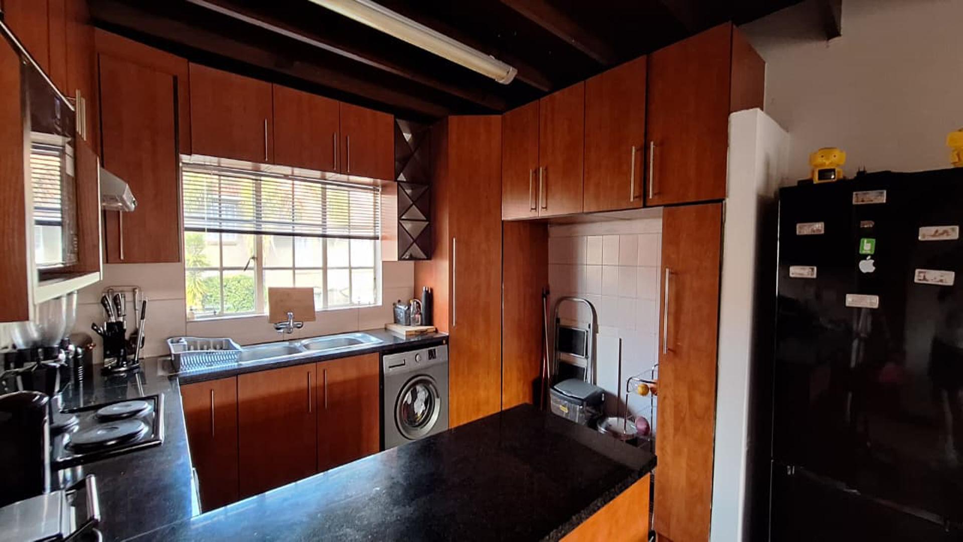 Kitchen - 12 square meters of property in Radiokop