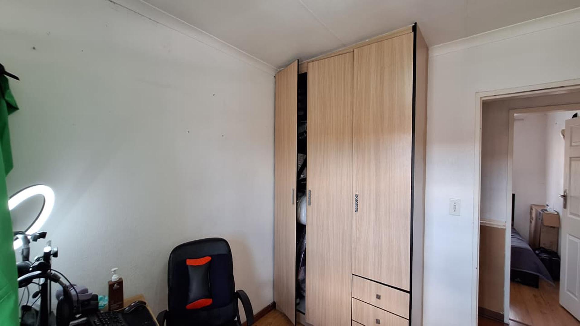 Bed Room 1 - 11 square meters of property in Radiokop