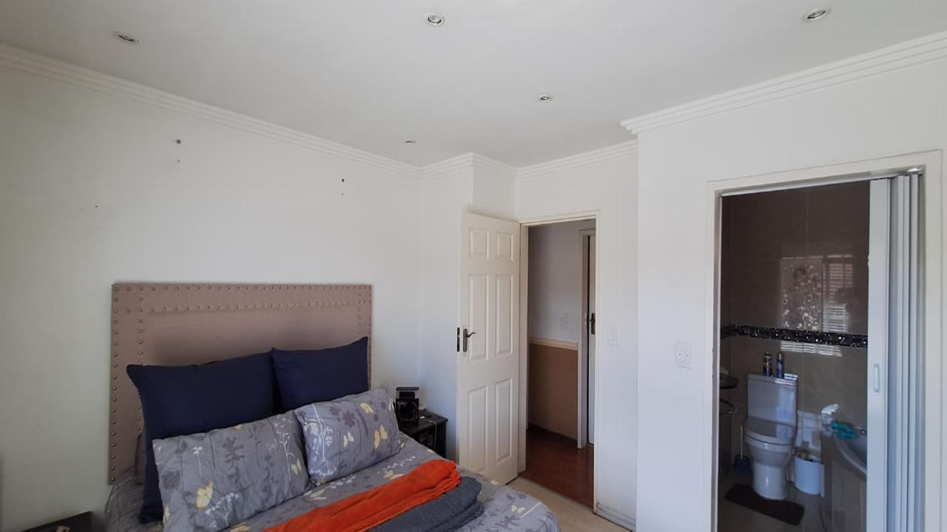 Main Bedroom - 16 square meters of property in Radiokop