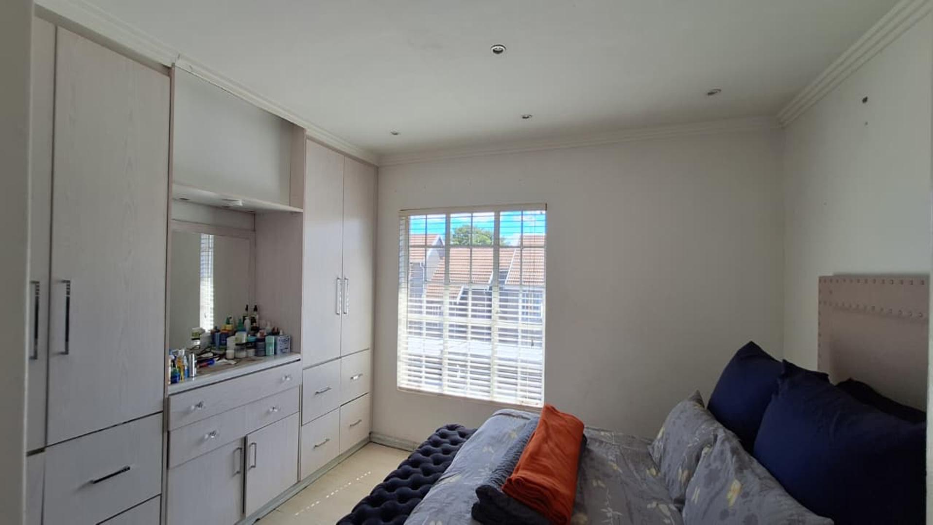 Main Bedroom - 16 square meters of property in Radiokop