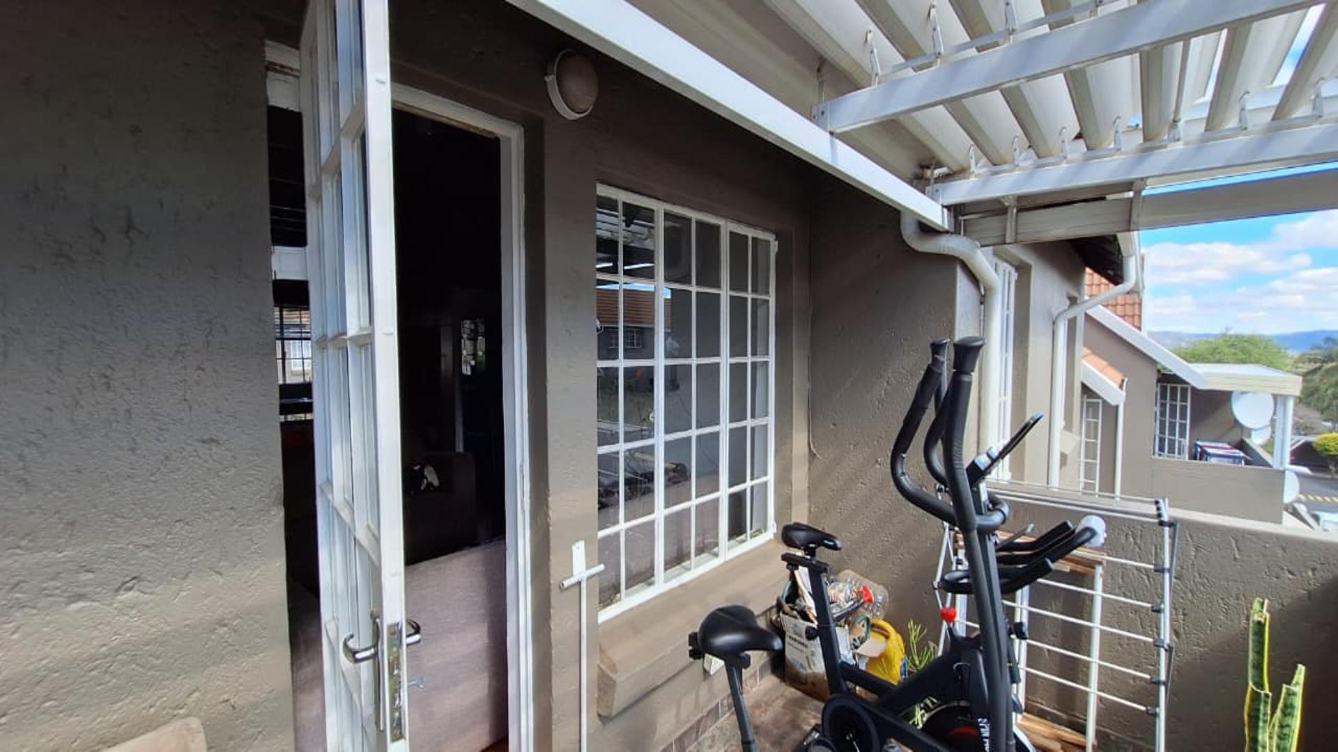 Balcony - 4 square meters of property in Radiokop