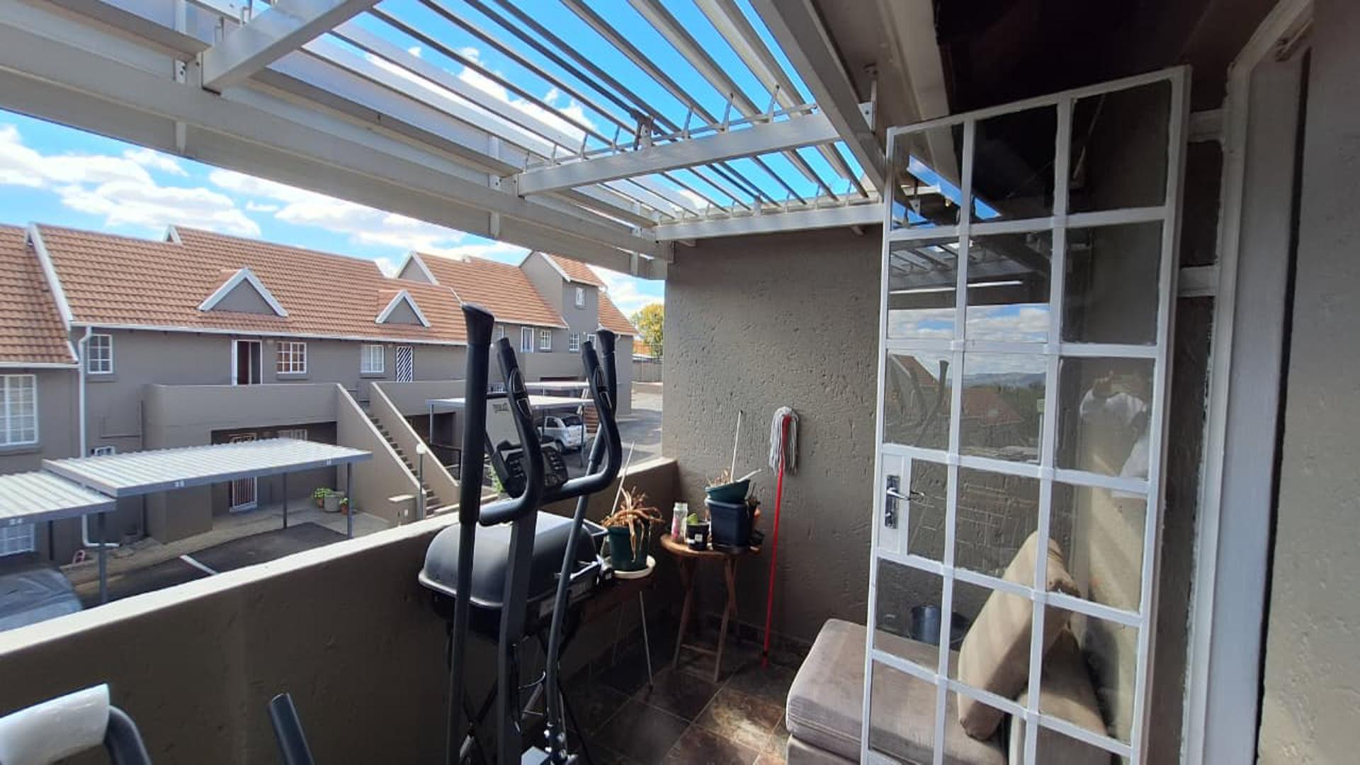 Balcony - 4 square meters of property in Radiokop