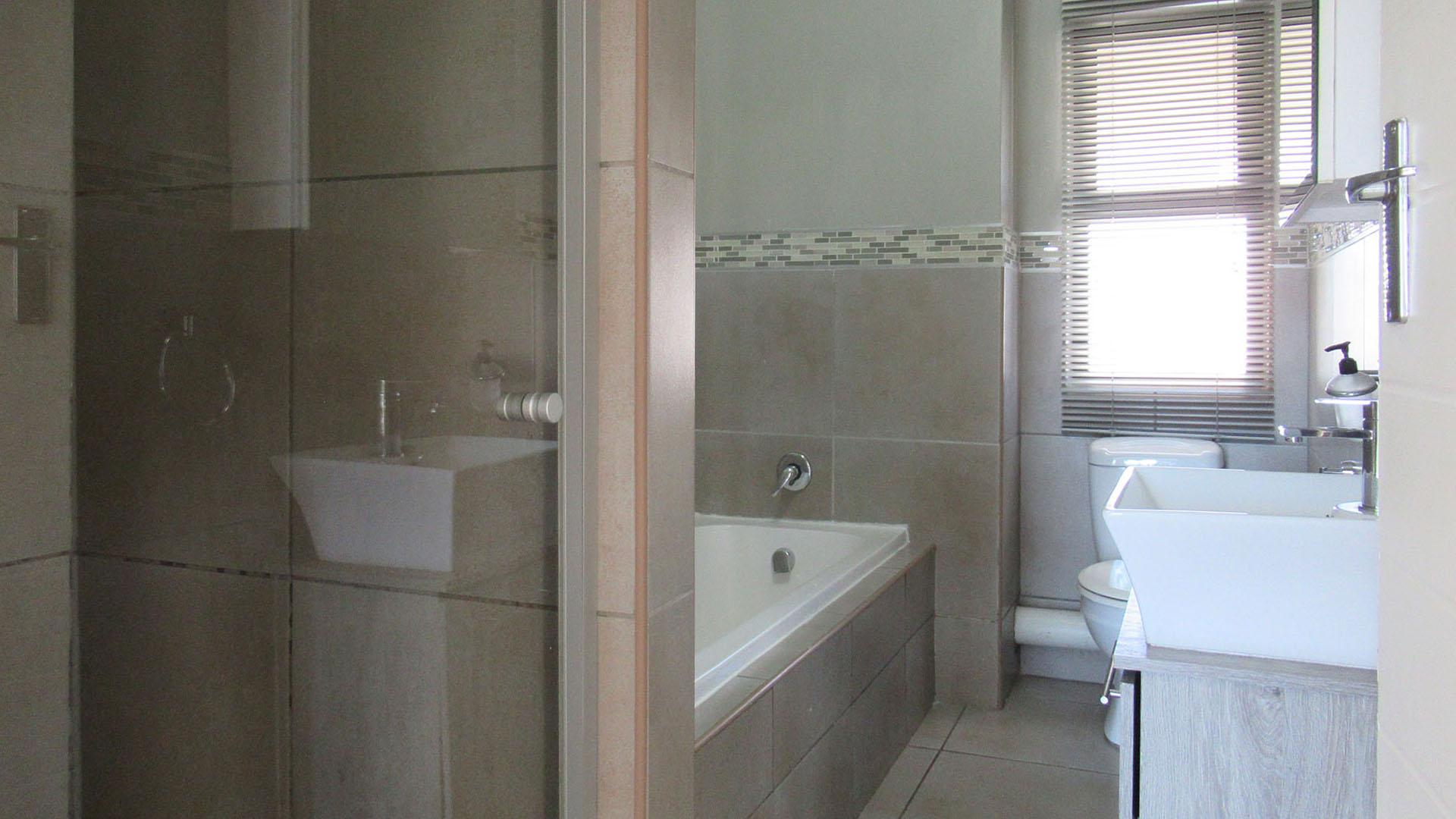 Bathroom 1 - 8 square meters of property in Goedeburg