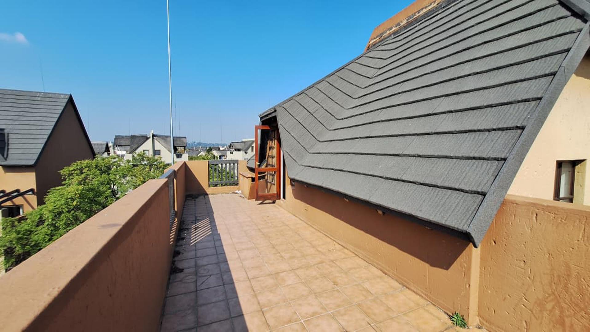 Balcony - 37 square meters of property in Lone Hill