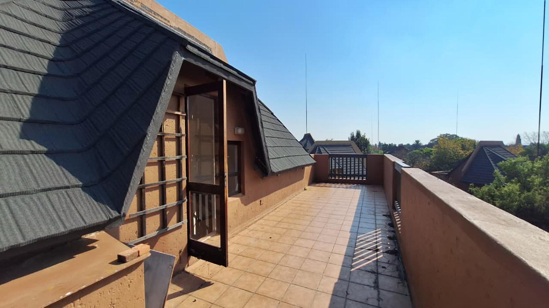 Balcony - 37 square meters of property in Lone Hill