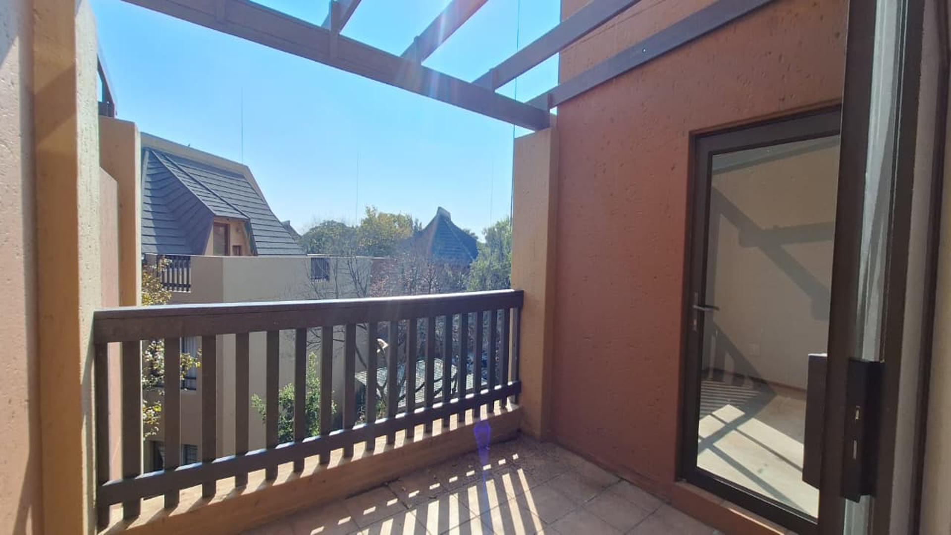 Balcony - 37 square meters of property in Lone Hill