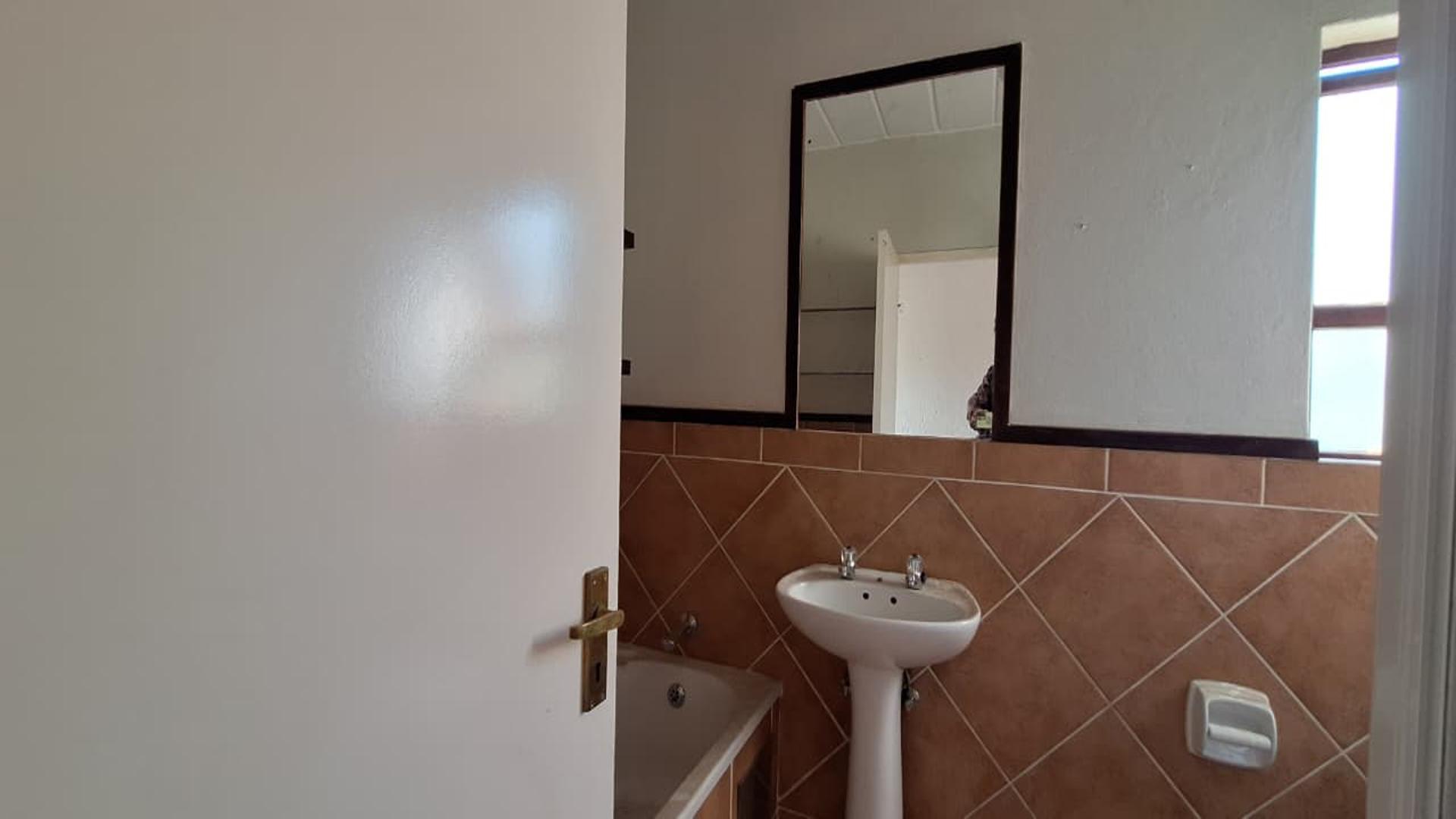Bathroom 1 - 6 square meters of property in Lone Hill