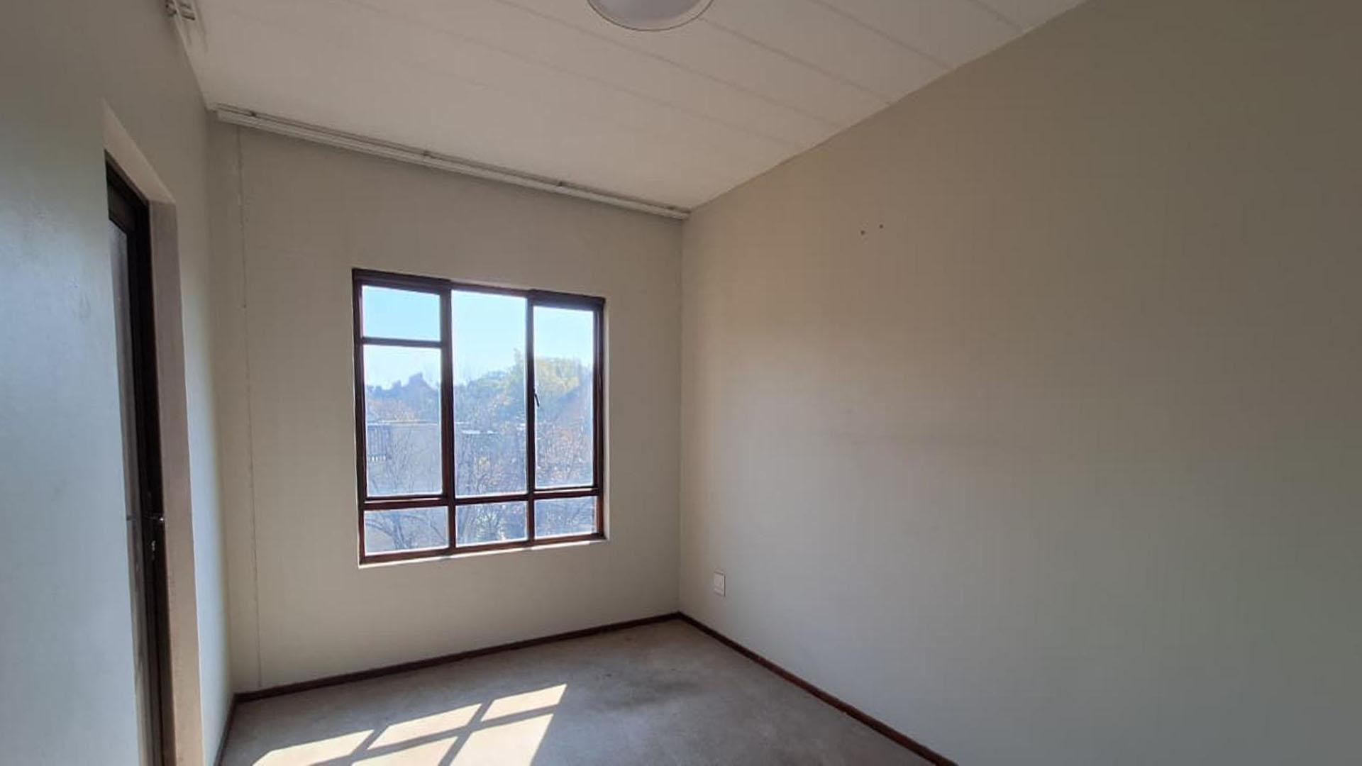Bed Room 1 - 13 square meters of property in Lone Hill